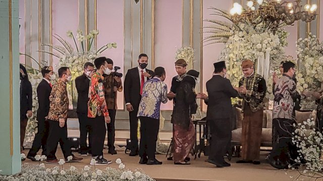Gubernur Sulsel Andi Sudirman Sulaiman, menyalami Presiden Jokowi saat menghadiri Pernikahan Kaesang Pangarep, Minggu (11/12/2022). (Istimewa)