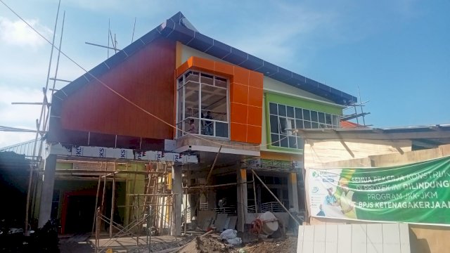 Situasi Gedung Labkesda Dinas Kesehatan Sinjai yang sementara dalam proses pengerjaan, Senin (12/12/2022). (Foto: Asrianto / Republiknews.co.id)