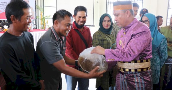 86 Kelompok Nelayan, Pembudidaya, dan Pengolah Ikan di Lutim Terima Bantuan Sarana Perikanan