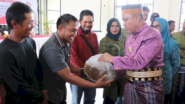 Kelompok Nelayan, Pembudidaya dan Pengolahan Perikanan di Luwu Timur terima bantuan Sarana Perikanan.