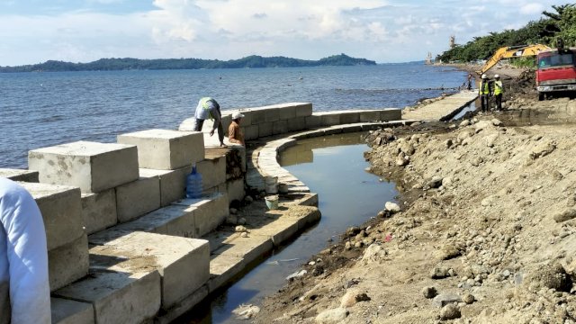 Ket : Proses pembangunan fasilitas pelataran UMKM di area Masjid Terapung BJ. Habibie Parepare (Istimewa)