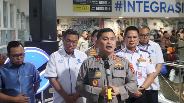Kapolda Metro Jaya Irjen Pol Fadil Imran, memberikan keterangan Pers di Halte CSW 1, Senin (12/12/2022). (Istimewa)