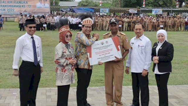 Menteri Desa, PDTT RI Abdul Halim Iskandar menyerahkan bantuan dana hibah pembangunan Pasar Desa di Kampung Waninggap Miraf saat kunjungannya ke Merauke Papua Selatan. (FOTO: Hendrik/republiknews.co.id)