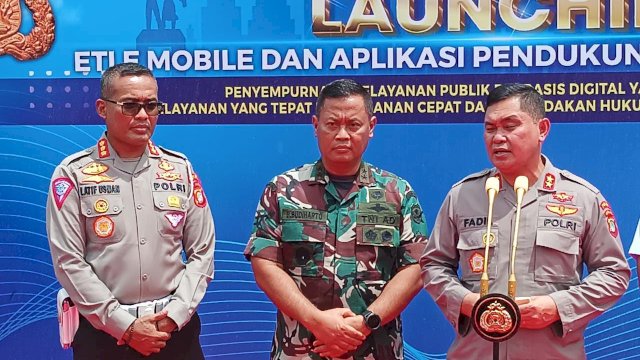 Kapolda Metro Jaya, Irjen Pol Fadil Imran saat memberikan keterangan pers usai peluncuran ETLE Mobile, Selasa (13/12/2022). (Foto: Wahyu Widodo/republiknews.co.id)