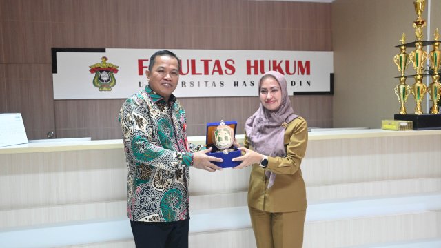 Dekan Fakultas Hukum Unhas Prof Dr Hamzah Halim menyerahkan cendra mata kepasa Bupati Luwu Utara Indah Putri Indriani. Selasa (13/12/2022)