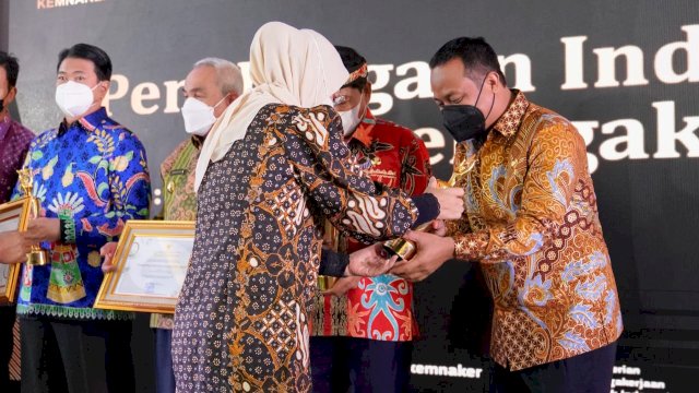 Gubernur Sulsel Andi Sudirman Sulaiman, saat menerima penghargaan dari Menteri Ketenagakerjaan RI Ida Fauziyah, Selasa (13/12/2022). (Istimewa)