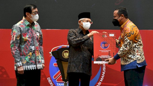 Wakil Presiden RI Ma'ruf Amin, didampingi Menteri Hukum dan HAM Yasona Laoli, saat menyerahkan penghargaan kepada Gubernur Sulsel Andi Sudirman Sulaiman, Selasa (13/12/2022). (Istimewa)