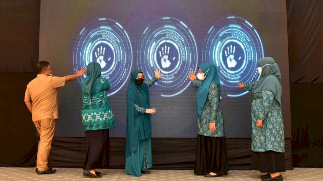 Ketua TP PKK Sulsel Naoemi Octarina (tengah), saat melaunchibg Gerakan Keluarga Cerdas Teknologi Digital. (Istimewa)