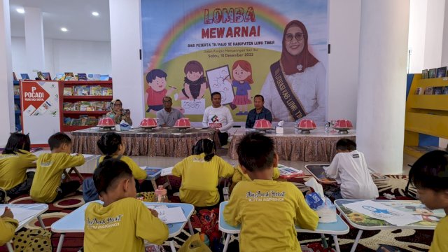 Ratusan anak didik TK dan SD Ikuti lomba mewarnai peringati hari ibu di Dinas Perpustakaan Luwu Timur.