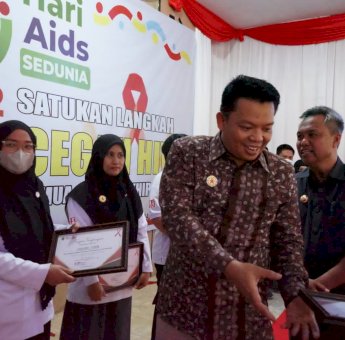Jadi Narsum HAS di Lutim, Prof. Dr. Arlin Minta Jangan Diskriminatif Terhadap Pengidap HIV AIDS