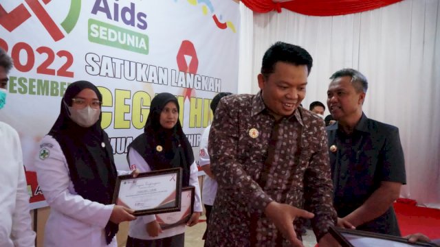 Prof. Dr. Arlin Adam.