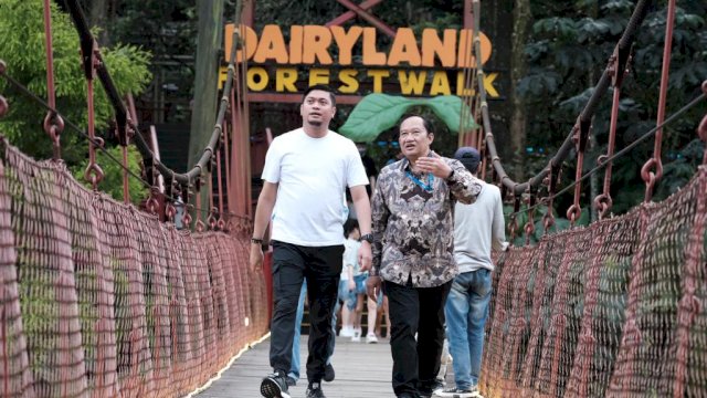 Bupati Gowa Adnan Purichta Ichsan bersama Manager Farm PT Sumber Cita Rasa atau General Manager Cimory Dairyland Puncak Alam Dadang Suryana saat mengunjungi Cimory Dairyland Puncak, di Kota Bogor, Jawa Barat, kemarin. (Dok. Humas Gowa)