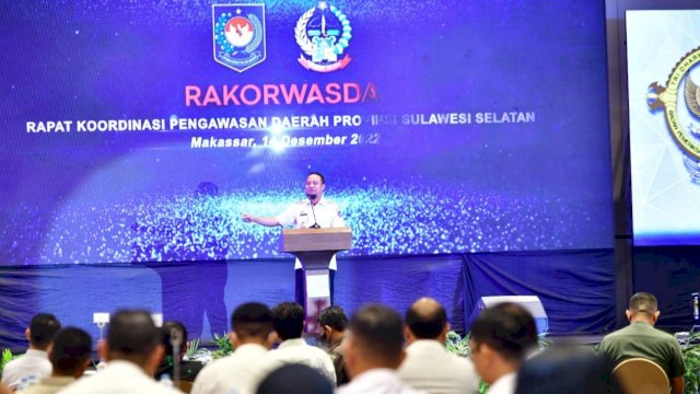 Gubernur Sulsel Andi Sudirman Sulaiman, memberikan arahan saat membuka Rakorwasda tahun 2022, Rabu (14/12/2022). (Istimewa)