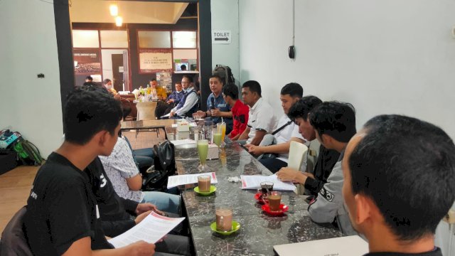 Rapat Persiapan bersama Panitia Flogging Day, di Warkop Vandjoel, Rabu (14/12/2022). (Istimewa)