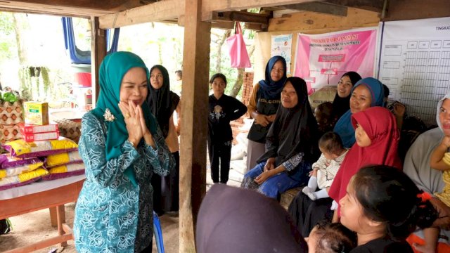 Wakil Ketua Tim Penggerak PKK Kabupaten Gowa Mussadiyah Rauf saat memberikan pemberian makanan tambahan kepada balita di salah satu desa di Kecamatan Manuju, kemarin. (Dok. Humas Gowa)