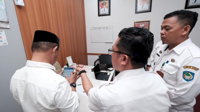 Wakil Bupati Gowa Abd Rauf Malaganni (kiri) didampingi Kepala Disdukcapil Kabupaten Gowa Edy Sucipto saat melakukan aktivasi data Identitas Kependudukan Digital, di Ruang Kerja Wakil Bupati Gowa, Kantor Bupati Gowa, kemarin. (Dok. Humas Gowa)