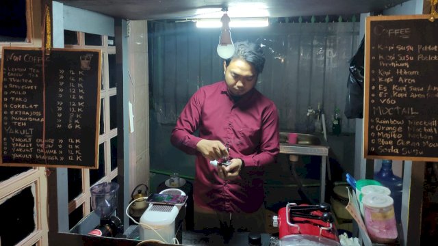 Pemilik Potlotcoffee Muhammad Fauzan Ramli, saat membuat kopi pesanan pelanggan di Coffeeshop miliknya, di Jalan Pongtiku, Lorong 4, Makassar. (Foto: Chaerani / Republiknews.co.id)