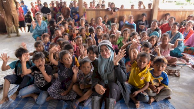 Bupati Luwu Utara Indah Putri Indriani foto bersama anak anak dan masyarakat Kecamatan Seko. (ist)