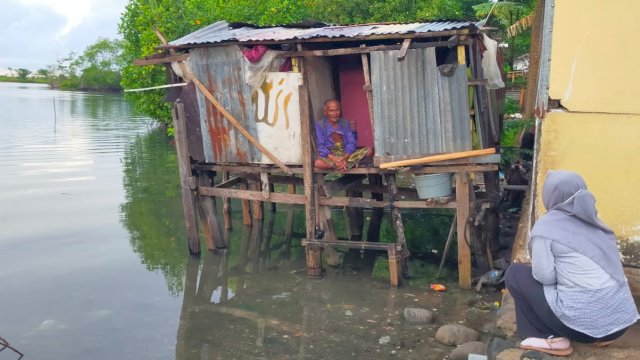 Sesorang warga berbincang dengan kakek Lansia bernama Daeng Dammang warga Jalan Kelurahan Barombong Kota Makassar, hidup di rumah tak layak huni tanpa perhatian dari Pemerintah. (Foto: Wawan Setiawan / Warga)