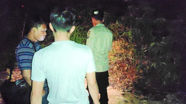 Polisi saat mendatangi lokasi penemuan mayat perempuan tanpa identitas, du Kelurahan Nunukan Selatan, Kecamatan Nunukan Selatan, Kabupaten Nunukan, Kalimantan Utara. (Istimewa)