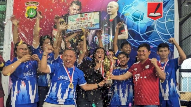 Kabid Humas Polda Metro Jaya Kombes Pol Endra Zulpan bersama Pemenang Futsal di Penutupan Kapolda Cup 2022. (Istimewa)