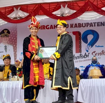 Bupati Wakatobi Terima Penghargaan Capaian Universal Health Coverage