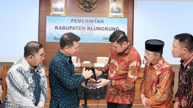 Bupati Gowa Adnan Purichta Ichsan bersama Wakil Bupati Gowa Abd Rauf Malaganni mengajak jajaran Forkopimda untuk melakukan studi tiru di Kabupaten Kalungkung, Bali, beberapa waktu lalu. (Dok. Humas Gowa)