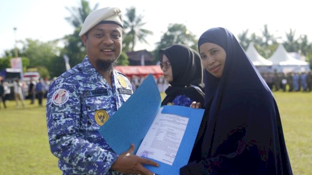 Gubernur Sulsel Andi Sudirman Sulaiman, saat menyetahkan SK kepada salah satu pegawai P3K di Kabupaten Soppeng, Senin (19/12/2022). (Istimewa)