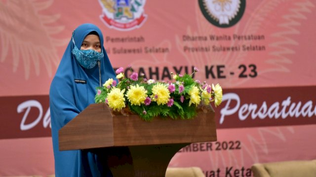 Ketua PKK Sulsel Naoemi Octarina, memberikan sambutan saat menghadiri hari jadi Dharma Wanita Persatuan (DWP) yang ke-23 tahun, Selasa (20/12/2022). (Istimewa)