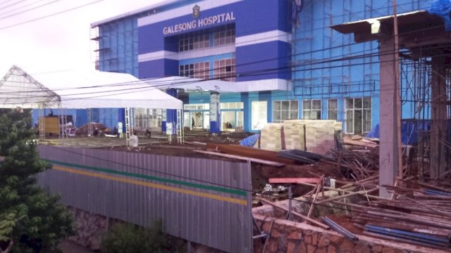 Rumah Sakit Galesong Hospital yang terletak di Desa Biring Kassi, Kabupaten Takalar, yang telah direamikab terlihat belum rampung. (Foto: Wawan Setiawan / Republiknews.co.id)