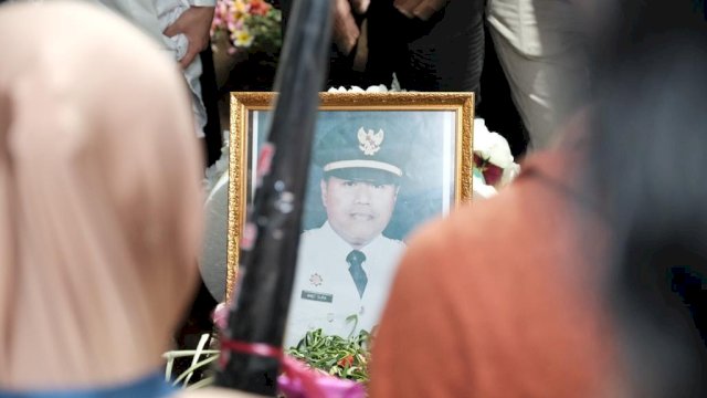 Kadis Pedastri Kabupaten Gowa Andi Sura Suaib menghembuskan nafas terakhirnya Minggu (18/12) malam kemarin. Almarhum dimakamkam di Pekuburan Islam Pa'bangiang, Sungguminasa, Senin, (19/12) malam kemarin. Pemakaman dipimpin langsung Bupati Gowa Adnan Purichta Ichsan. (Dok. Humas Gowa)