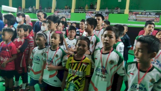Ribuan atlet bulutangkis dari berbagai daerah di Indonesia ikut meramaikan dan berkompetisi pada pergelaran Adhiguna Maharewa Kevinkeano (AMK) Badminton Championship 2022, di GOR Sungguminasa, Kabupaten Gowa, Selasa (20/12). (Istimewa)