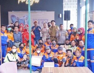 Lewat Solidarity Week, Mercure Makassar Berbagai ke Petugas Kebersihan Manuruki
