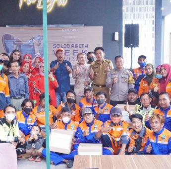Lewat Solidarity Week, Mercure Makassar Berbagai ke Petugas Kebersihan Manuruki
