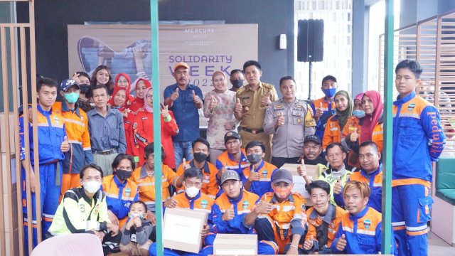 Manajemen Hotel Mercure Makassar Nexa Pettarani memberikan apresiasi kepada tim kebersihan di Kelurahan Manuruki melalui program Solidarty Week 2022. (Dok. Mercure Makassar Nexa Pettarani)