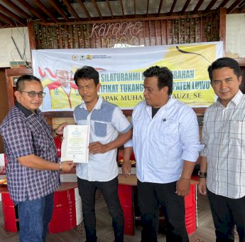 Anggota DPR RI Muhammad Fauzi Serahkan Sertifikat Tukang di Luwu