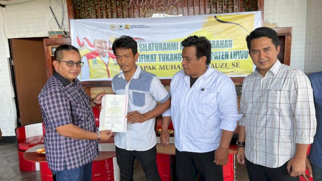 Anggota Komisi V DPR RI Muhammad Fauzi, menyerahkan sertfikat kepada salah satu tukang di Kabupaten Luwu, Rabu (21/12/2022). (Istimewa)