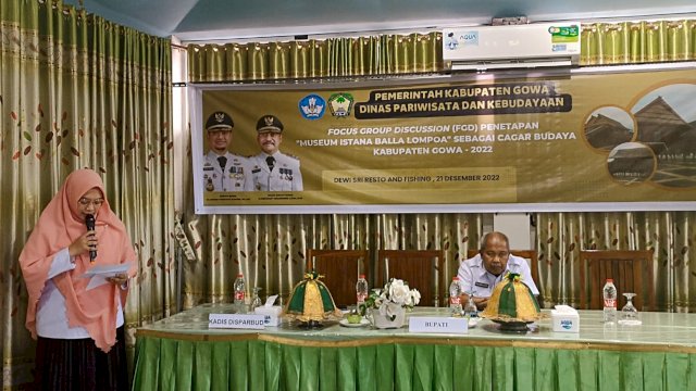 Kepala Disparbud Kabupaten Gowa Tenriwati Tahri, saat memberikan sambutan di sela-sela FGD Proses Penetapan Museum Istana Balla Lompoa sebagai Bangunan Cagar Budaya Tingkat Kabupaten Gowa, di Dewi Sri Resto and Fishing, Jalan Malino, Rabu (21/12/2022). (Foto: Chaerani / Republiknews.co.id)