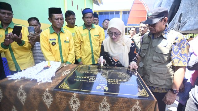 Bupati Luwu Utara Indah Putri Indriani menandatangani prasasti saat meresmikan Lumbung Pangan Masyarakat (LPM) Gapoktan Awo-Awo Desa Tarobok. Kamis (22/12/2022)