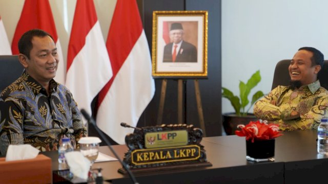Gubernur Sulsel Andi Sudirman Sulaiman, saat berbincang dengan Kepala LKPP Hendrar Prihadi, Rabu (21/12/2022). (Istimewa)