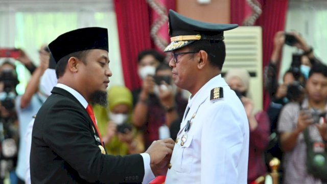 Gubernur Sulsel Andi Sudirman Sulaiman, memasangkan tanda pangkat kepada Pj Bupati Takalar Setiawan Aswad, Kamis (22/12/2022). (Istimewa)