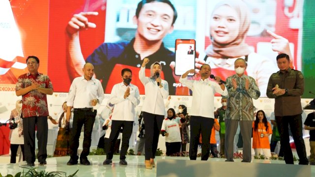 Menteri Investasi Bahlil Lahadalia, bersama Plh Sekda Sulsel Aslam Patonangi, saat mengadiri penyerahan NIB kepada pelaku UKM di Sulsel, Kamis (22/12/2022). (Istimewa)