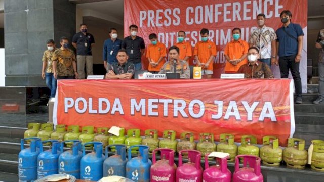 Barang Bukti dan Para Tersangka dihadirkan Saat Press Confrence, Jumat (23/12/2022). [FOTO: Wahyu Widodo/Republiknews.co.id]