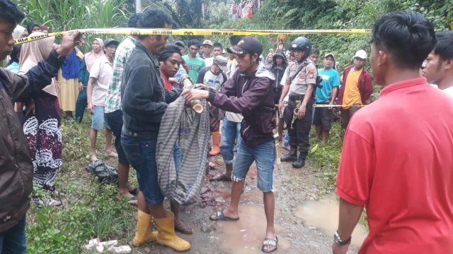 Korban SB (24) saat bersimbah darah di tengah jalan usai ditebas oleh pelaku. (Foto: Polsek Sinjai Borong)