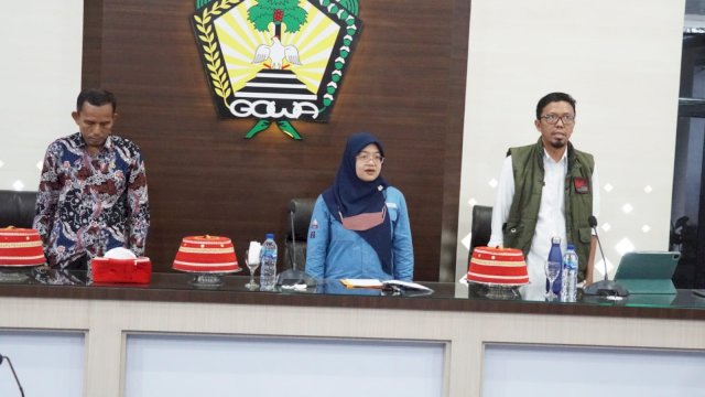 Sekretaris Dinas Kominfo-SP Kabupaten Gowa Widiah Restuti Hasan (tengah) saat hadir membuka Sosialisasi KIM 2022, di Baruga Karaeng Pattingalloang, Kantor Bupati Gowa secara, kemarin. (Dok. Humas Gowa)