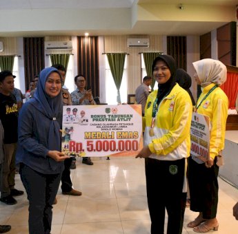 Indah Serahkan Bonus Untuk Atlet Lutra Peraih Medali Porprov XVII Totalnya Rp 414 Juta