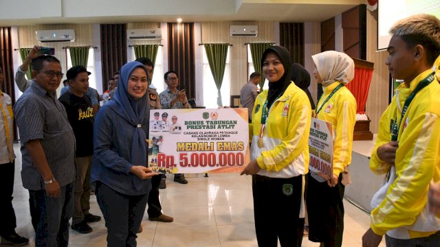  Bupati Luwu Utara Indah Putri Indriani menyerahkan bous secara simbolis kepada salah satu atlet Luwu Utara peraih medali emas pada Porprov XVII 2022. Sabtu (24/12/2022)