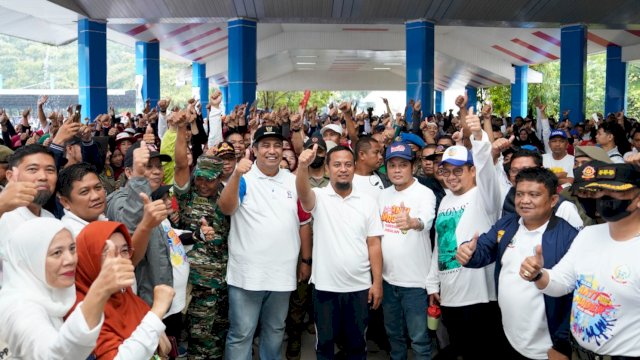 Gubernur Sulsel Andi Sudirman Sulaiman (tengah), saat mengikuti Sulsel Anti Mager di Kabupaten Maros, Sabtu (24/12/2022). (Istimewa)