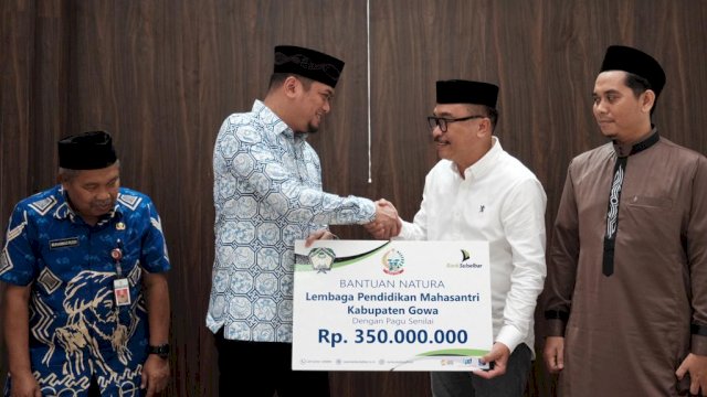 Bupati Gowa Adnan Purichta Ichsan saat menerima bantuan peningkatan Lembaga Mahasantri Pemkab Gowa dari Bank Sulselbar yang diserahkan langsung Plt Dirut Bank Sulselbar Yulis Suandi, di Aula Lembaga Mahasantri Pemkab Gowa, di Jalan Poros Limbung, Kecamatan Bajeng, kemarin. (Dok. Humas Gowa)