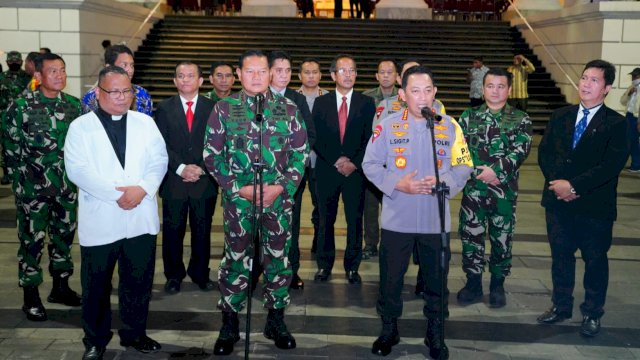 Panglima TNI Laksamana Yudo Margono dan Kapolri Jenderal pol Listyo Sigit, memberikan Keterangan Pers Usai Meninjau Gereja, Sabtu (24/12/2022). (Istimewa)